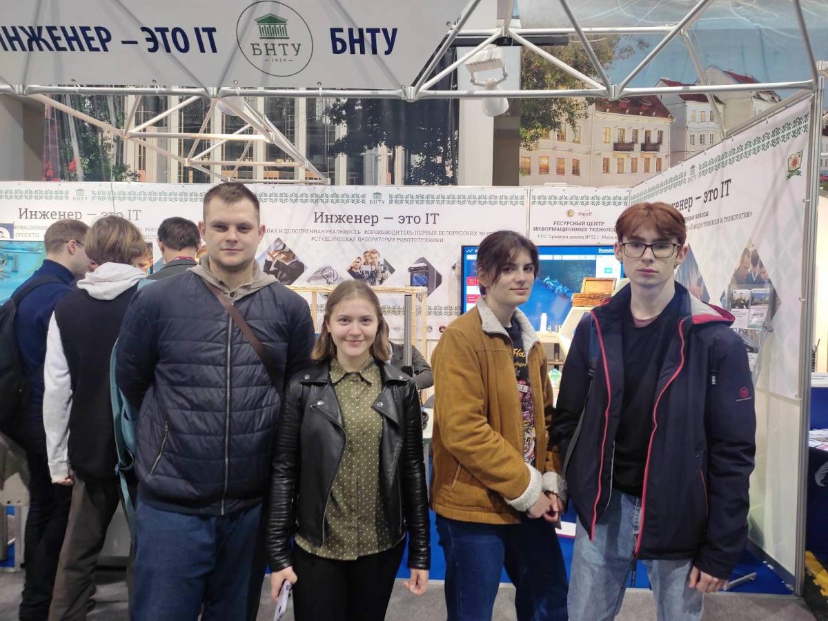 Студенты-экологи ФГДЭ на выставке &laquo;ТИБО-2023&raquo; совместно с куратором гр. 10203122 доцентом <em><strong>Н. В. Зык</strong></em>